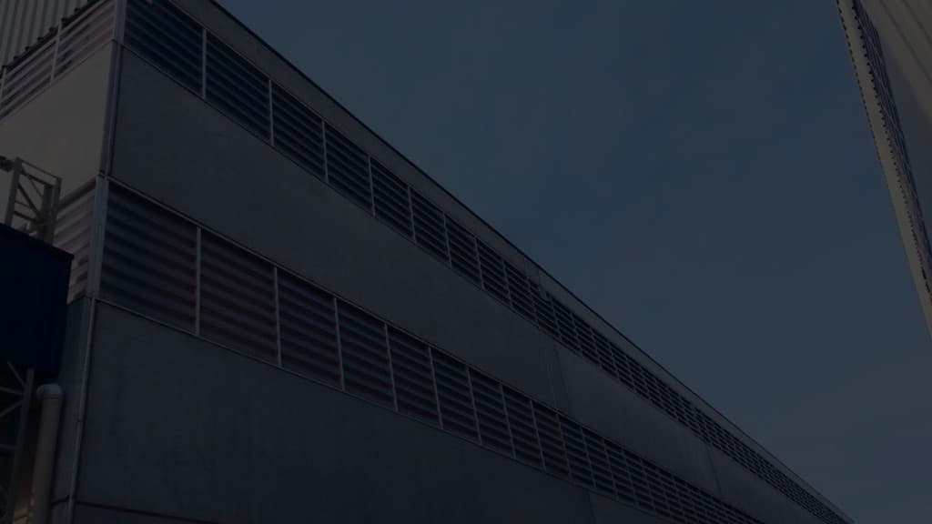 Fachada industrial com venezianas